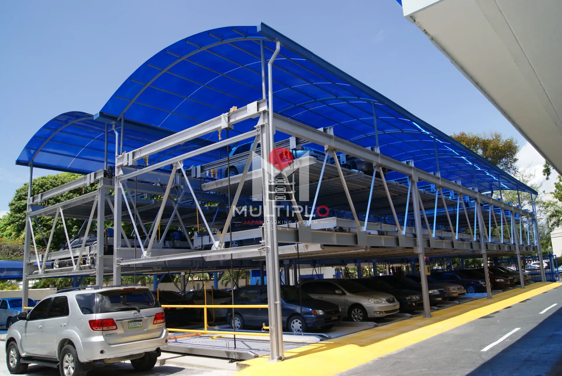 Estructura de parqueo automatizado instalada en la Superintendencia de Seguros
