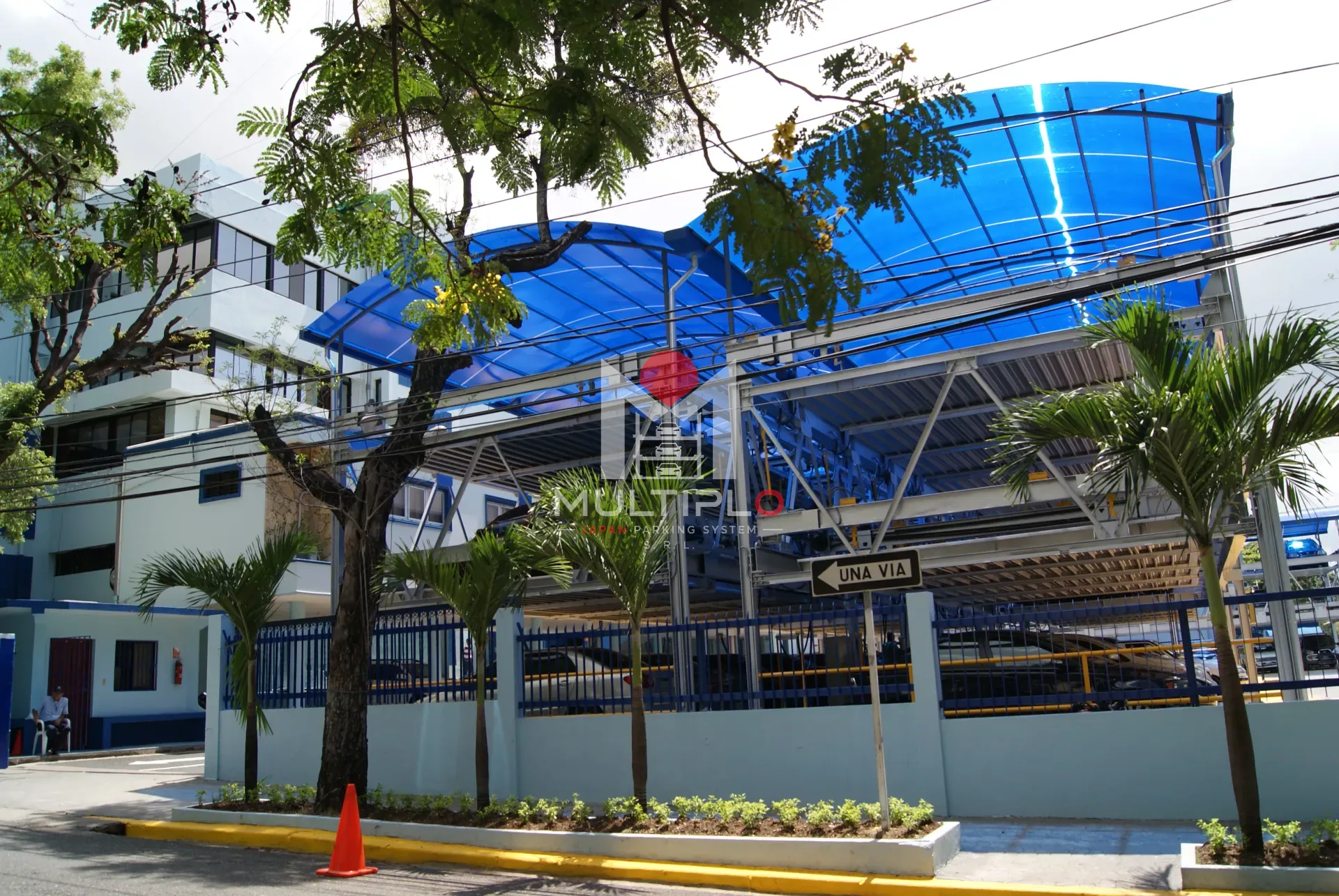 Vista de la instalación de parqueo en su entorno.