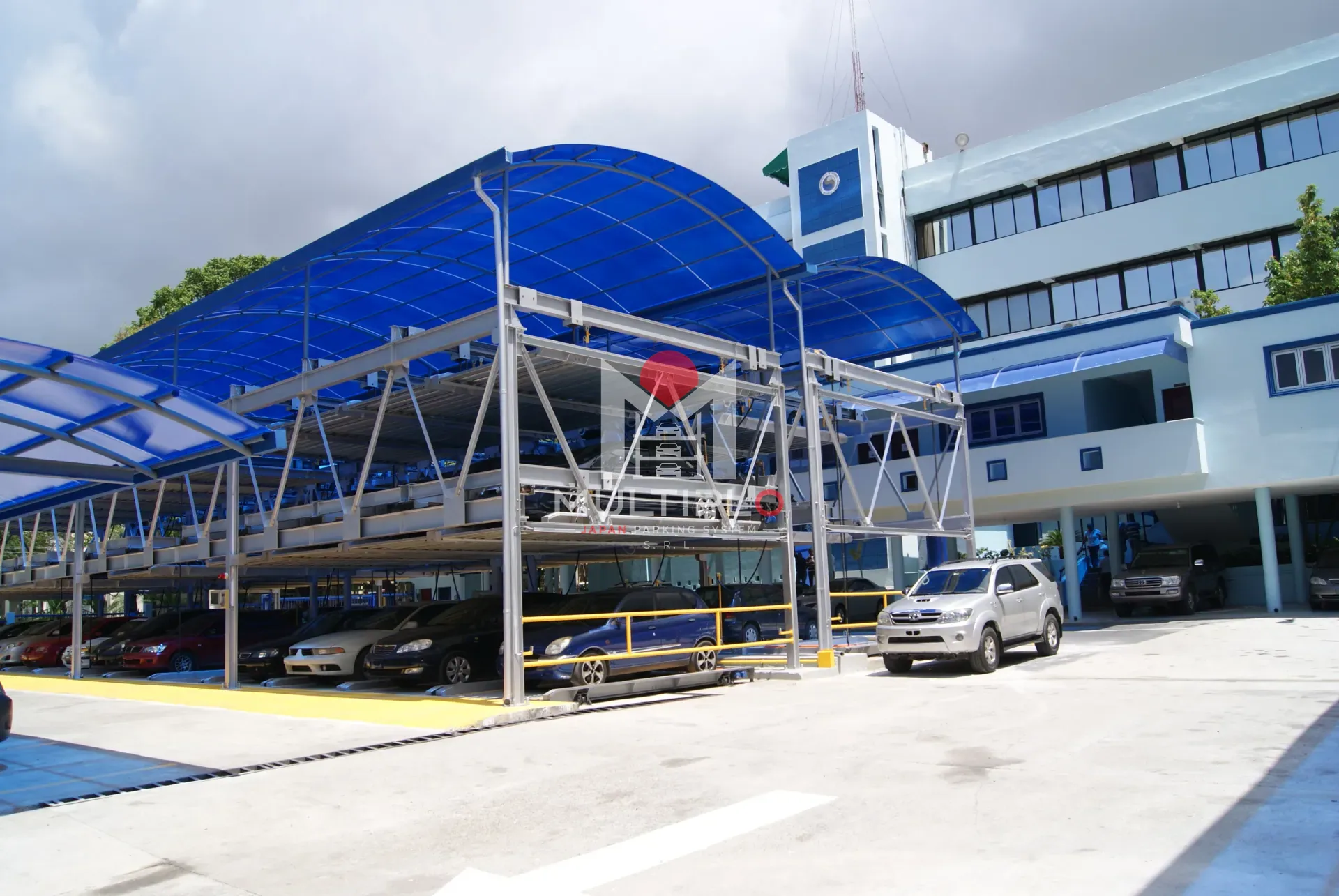 Vista frontal de la estructura de estacionamiento.